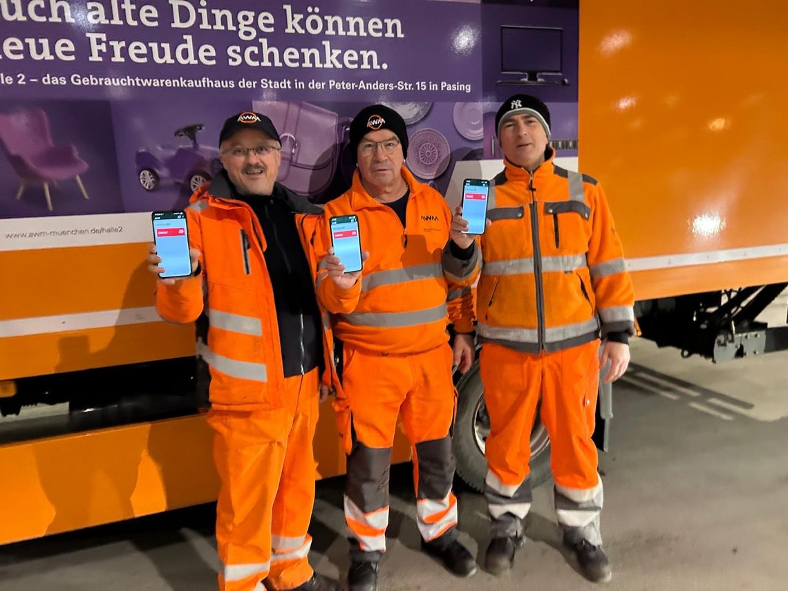 Drei Kollegen der Sperrmüllabholung zeigen ihr Smartphone